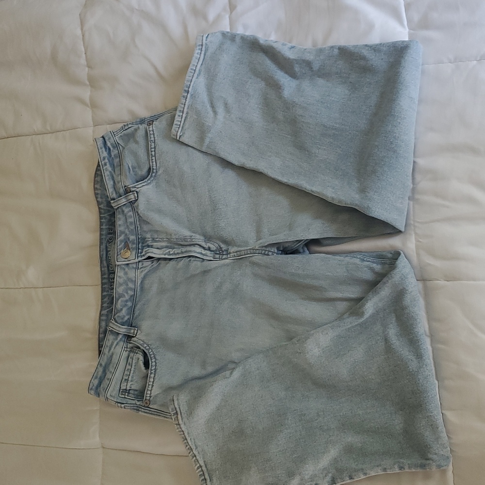 American Eagle Strigid Mom Jeans Women’s Size 16 Short High Rise Light Wash